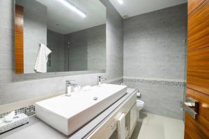 1BR with Rooftop Pool, Bar and City Views in Old Town