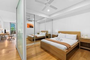 Central art-filled 2 beds with balcony & aircon