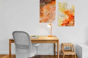 Central art-filled 2 beds with balcony & aircon