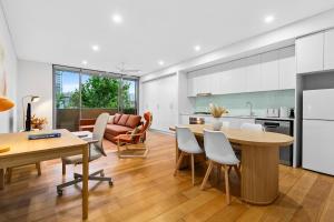 Central art-filled 2 beds with balcony & aircon