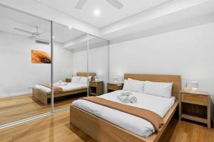 Central art-filled 2 beds with balcony & aircon