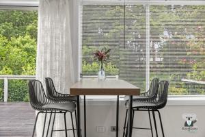 KozyGuru | Erina | Sunny Coastal Escape + Parking