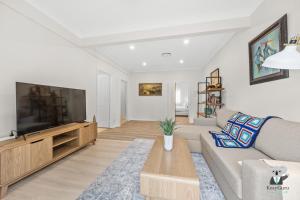 KozyGuru | Erina | Sunny Coastal Escape + Parking