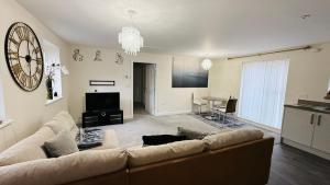 Two bedroom coach house in brooklands - MK