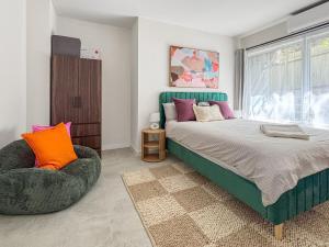 Tropical Vibes in North Manly AC and FREE Parking