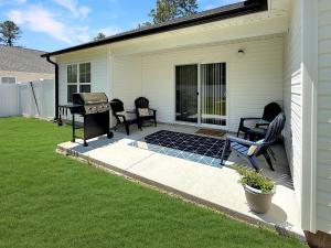 Shadow Lakes Retreat~Central location to Beaches, Golfing, Southport Ferry