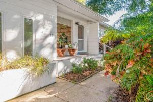 Midcentury Bungalow with hot tub-walk to amphitheater and downtown