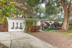 Midcentury Bungalow with hot tub-walk to amphitheater and downtown