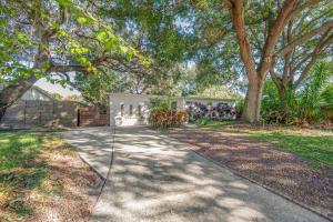 Midcentury Bungalow with hot tub-walk to amphitheater and downtown