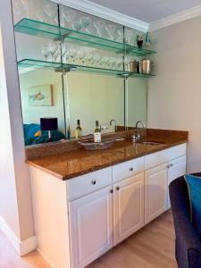 Welcoming 2-bedroom condo with bonus room!