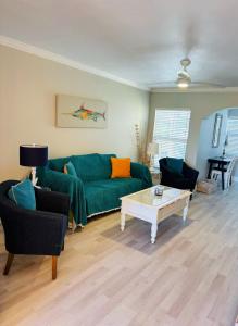 Welcoming 2-bedroom condo with bonus room!