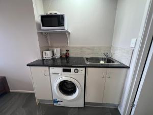 The Orchid Suite - 2 Bed 1 Bath Apartment in Cooktown