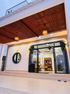 Villa sát biển, 6pn, 9 giường, 7 toilet, hồ bơi riêng, bãi biển, sân vườn