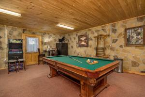 4 King Suites, Bunk Room, Hot Tub MTN Views!