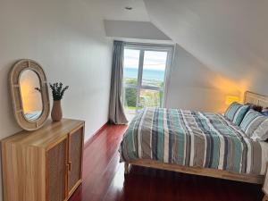 Belleview Cottage- Cute cottage with views of sea, city and snowpeeks