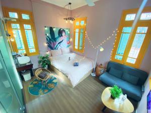 May - YELLOW ROOM - Phone 09756-59323