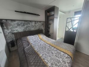 Mobil-home moderne avec piscine couverte, proche mer, 6 pers, animaux admis - FR-1-777-25