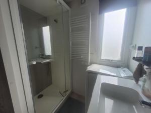 Mobil-home moderne avec piscine couverte, proche mer, 6 pers, animaux admis - FR-1-777-25