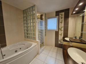 Maison à Saint-Jean-de-Monts avec piscine et WiFi, pour 6 personnes - FR-1-777-41