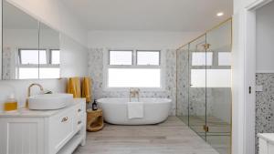 Waterfront, Renovated, Walk To Ettalong