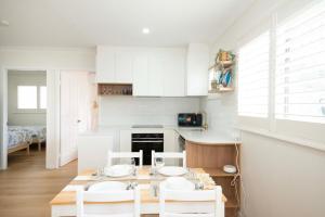 Cove at Redcliffe - Modern Coastal Hideaway