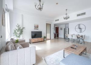 Free housekeeping visits during your stay - StayShort - Chic Apartment in JBR Sleeps 3 with Canal View