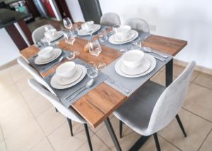 Free housekeeping visits during your stay - StayShort - Chic Apartment in JBR Sleeps 3 with Canal View