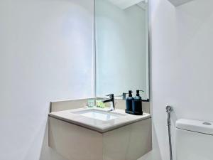 Modern Studio in Waters Edge Pool & Canal Views