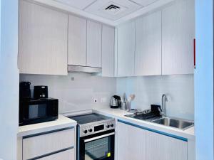 Modern Studio in Waters Edge Pool & Canal Views