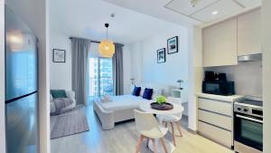 Modern Studio in Waters Edge Pool & Canal Views