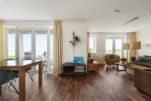 602S 4-pers apartment with unique beach view