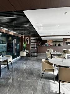 Family friendly 2 bedroom apartment with a heated pool,kids playgground and well equipped gym