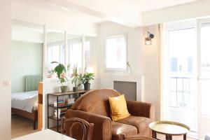 Bright apartment with views of the Eiffel Tower