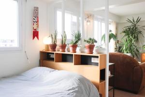 Bright apartment with views of the Eiffel Tower