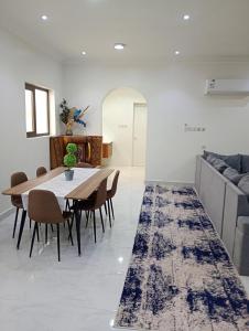 شقة مفروشه ومريحة وقريبه من المناطق السياحية عوائل فقط