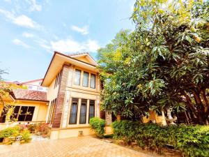 Yellow hourse Luxury Pool Villa