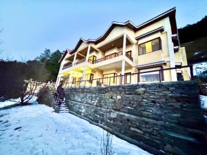 The Kufri Mansion I Three-Bedroom Villa l Charvi Retreat by Exotic Stays