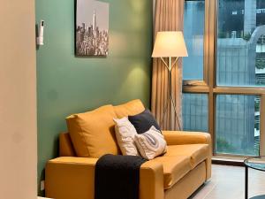 Spacious 1BR with 300MBPS Internet near High Street BGC