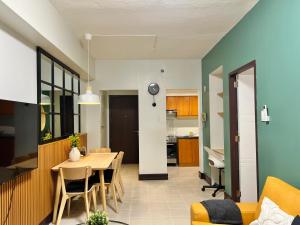 Spacious 1BR with 300MBPS Internet near High Street BGC