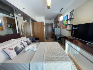 Modern Bayview Condo in 8 Adriatico