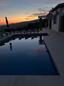 Maison spacieuse avec piscine et vue