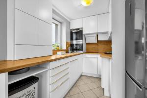 Modzelewskiego Spacious Apartment by BookingHost