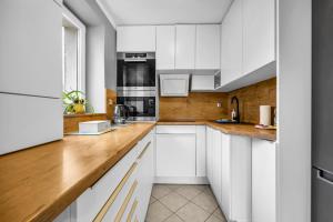 Modzelewskiego Spacious Apartment by BookingHost