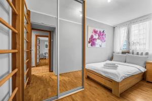 Modzelewskiego Spacious Apartment by BookingHost