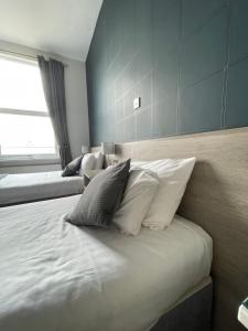 The Whittington and Cat