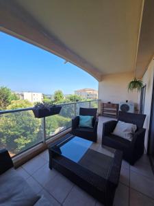 Charming 2 bedroom with sea view, pool and parking