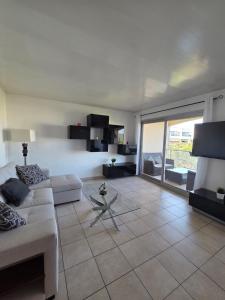 Charming 2 bedroom with sea view, pool and parking