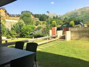 Casa con jardín y vistas a la montaña