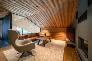 Le Chalet Royal by Aavalevi