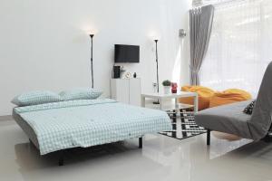 Yellow House Bandung Villa Dago Giri 10 pax Riverside View